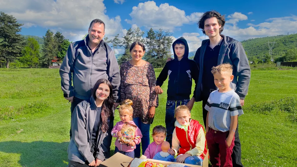 Familii în nevoie au primit alimente